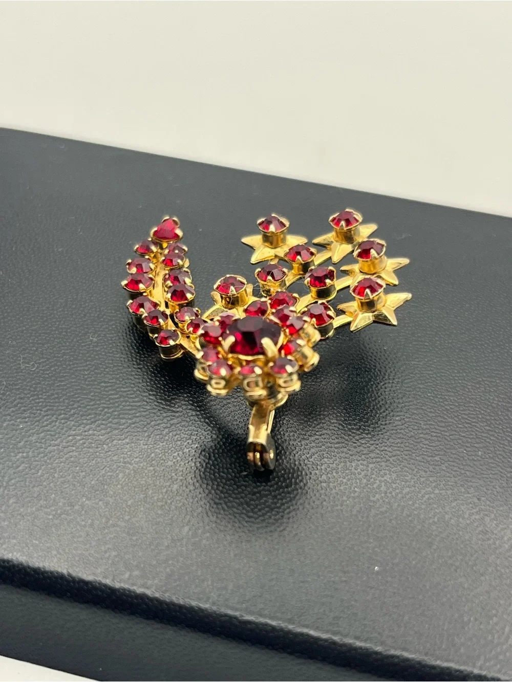 Red rhinestone star flower gold tone vintage brooch pin